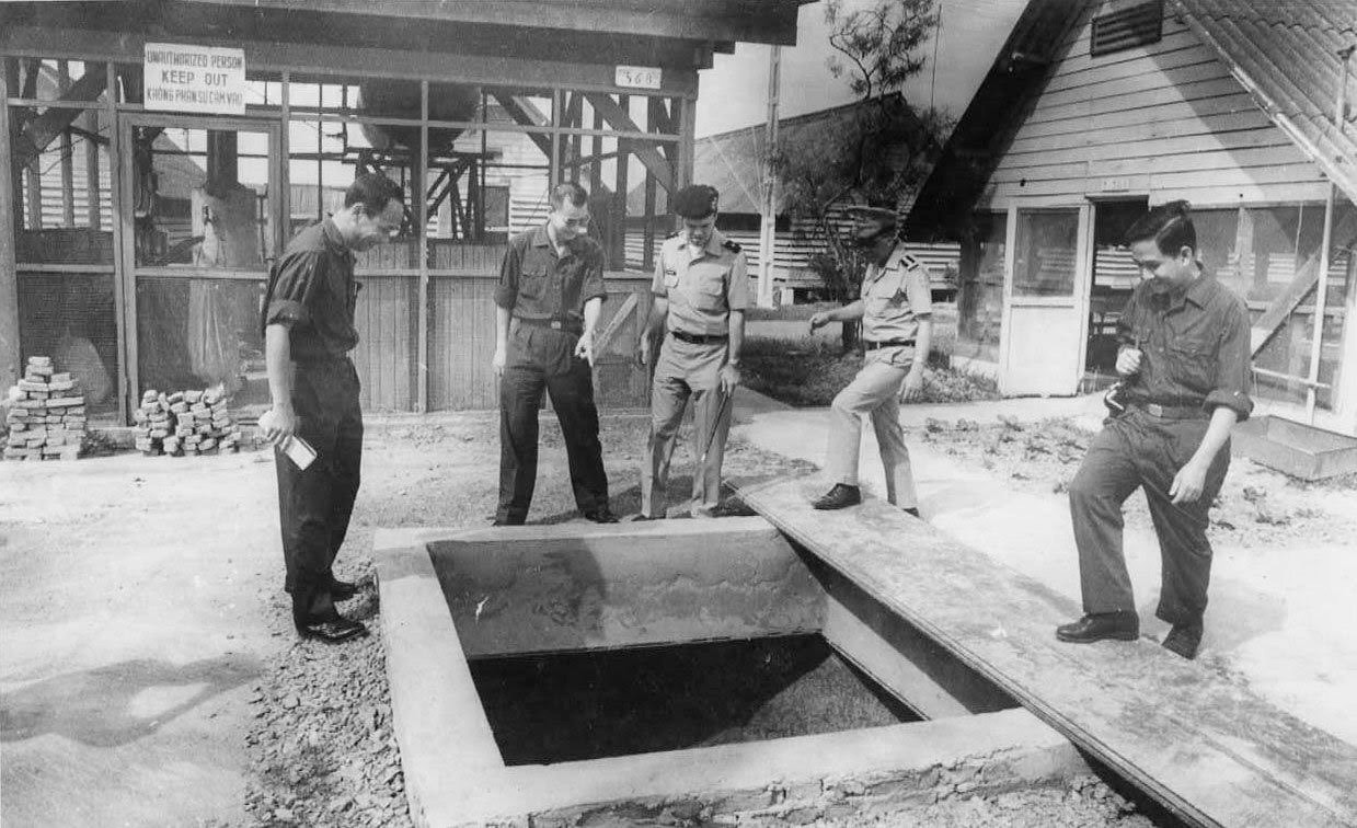 Đoàn ĐBQS của ta cho đại diện chính quyền VNCH xem giếng nước do ta đào trong Trại Davis Ảnh: T.L Đoàn ĐBQS của ta cho đại diện chính quyền VNCH xem giếng nước do ta đào trong Trại Davis Ảnh: T.L