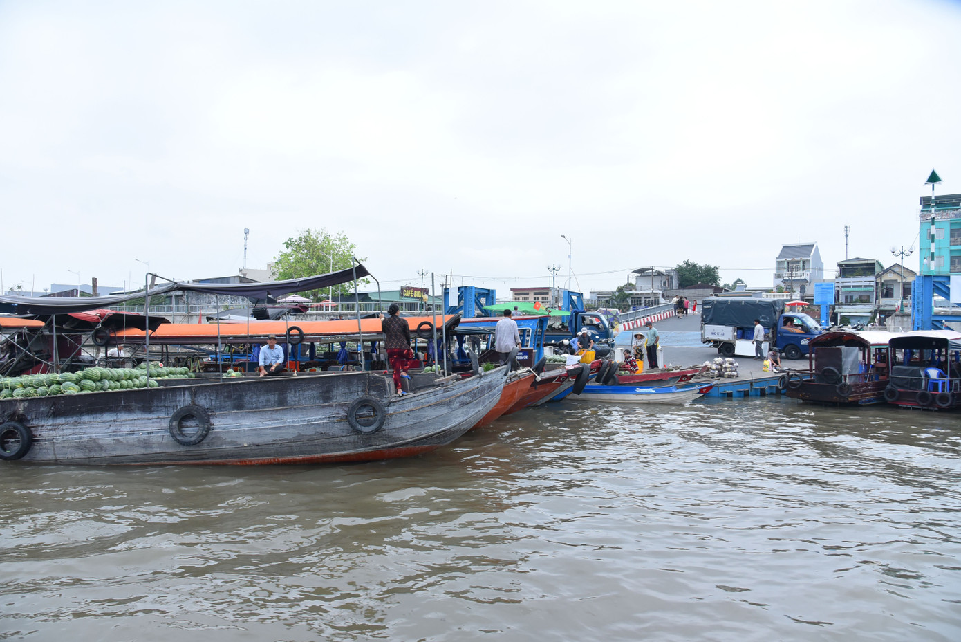 Chợ nổi Cái Răng chỉ có 1 bến lên hàng hóa, kết hợp đón khách, nên không đủ đáp ứng nhu cầu lên xuống cho thương hồ. Ảnh: Hòa Hội.