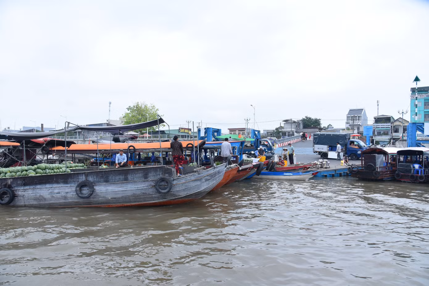 Chợ nổi Cái Răng chỉ có 1 bến lên hàng hóa, kết hợp đón khách, nên không đủ đáp ứng nhu cầu lên xuống cho thương hồ. Ảnh: Hòa Hội. Chợ nổi Cái Răng chỉ có 1 bến lên hàng hóa, kết hợp đón khách, nên không đủ đáp ứng nhu cầu lên xuống cho thương hồ. Ảnh: Hòa Hội.