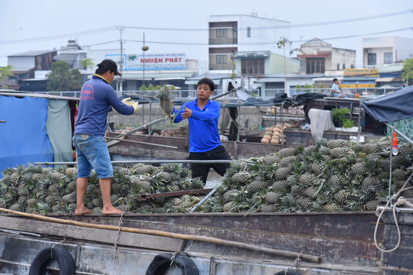 Người dân mua bán hàng hóa tại chợ nổi Cái Răng. Ảnh: Hòa Hội. Người dân mua bán hàng hóa tại chợ nổi Cái Răng. Ảnh: Hòa Hội.