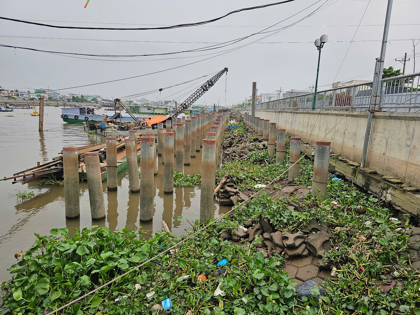 Bến lên hàng ở cuối chợ nổi Cái Răng triển khai nhưng chưa hoàn thành. Ảnh: Hòa Hội.