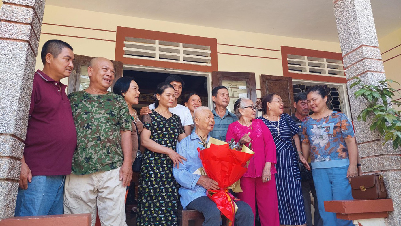 Chị Nga với 3 anh em cùng cha và chồng Chị Nga với 3 anh em cùng cha và chồng