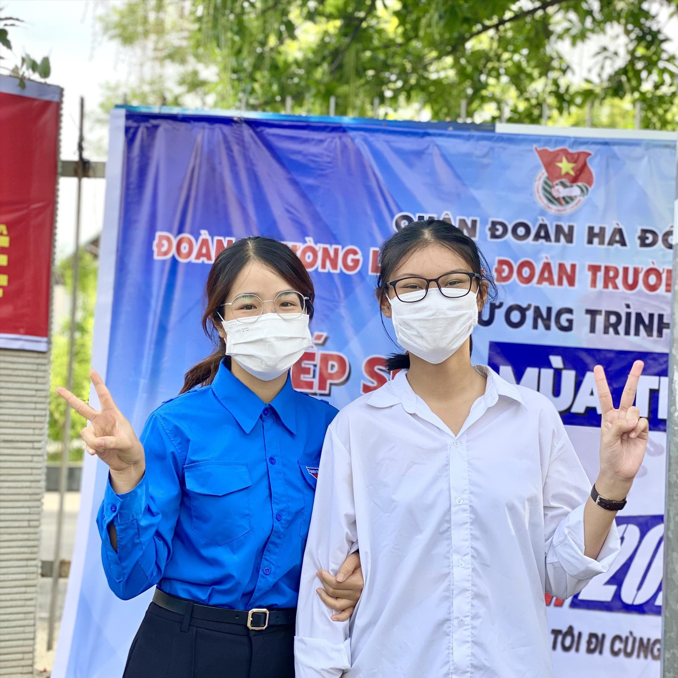 Nguyễn Thị Tuyết Nhung (bên trái) và thí sinh Nguyễn Thị Diệu Hà chụp ảnh kỷ niệm tại điểm thi Trường THPT Chuyên Nguyễn Huệ Nguyễn Thị Tuyết Nhung (bên trái) và thí sinh Nguyễn Thị Diệu Hà chụp ảnh kỷ niệm tại điểm thi Trường THPT Chuyên Nguyễn Huệ