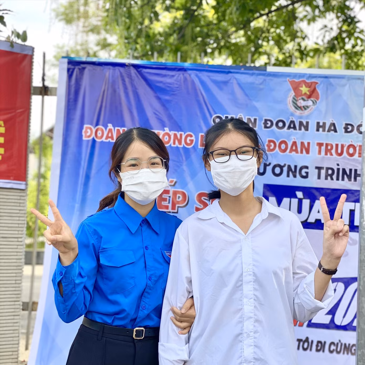 Nguyễn Thị Tuyết Nhung (bên trái) và thí sinh Nguyễn Thị Diệu Hà chụp ảnh kỷ niệm tại điểm thi Trường THPT Chuyên Nguyễn Huệ