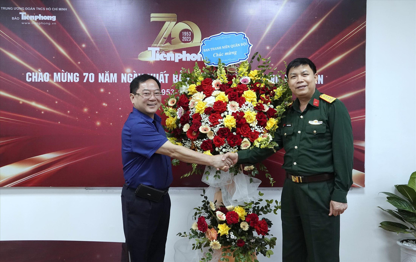 Nhà báo Lê Xuân Sơn - Tổng Biên tập báo Tiền Phong đón nhận lẵng hoa chúc mừng từ Đại tá Trần Viết Năng, Trưởng ban TNQĐ dành cho Tiền Phong. Ảnh: Châu Linh Nhà báo Lê Xuân Sơn - Tổng Biên tập báo Tiền Phong đón nhận lẵng hoa chúc mừng từ Đại tá Trần Viết Năng, Trưởng ban TNQĐ dành cho Tiền Phong. Ảnh: Châu Linh