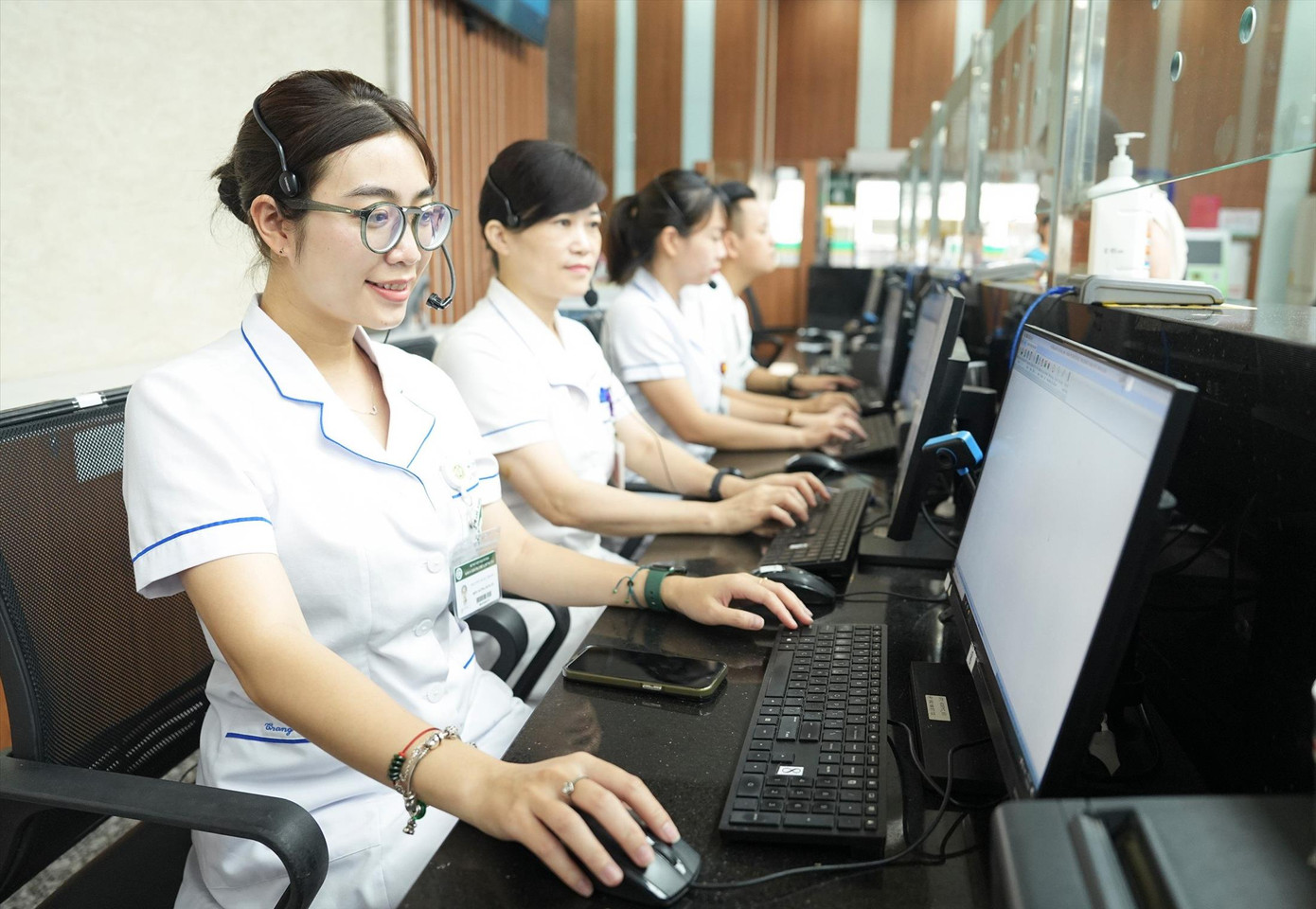 Bệnh nhân có thể đặt lịch khám qua tổng đài để giảm thời gian chờ đợi