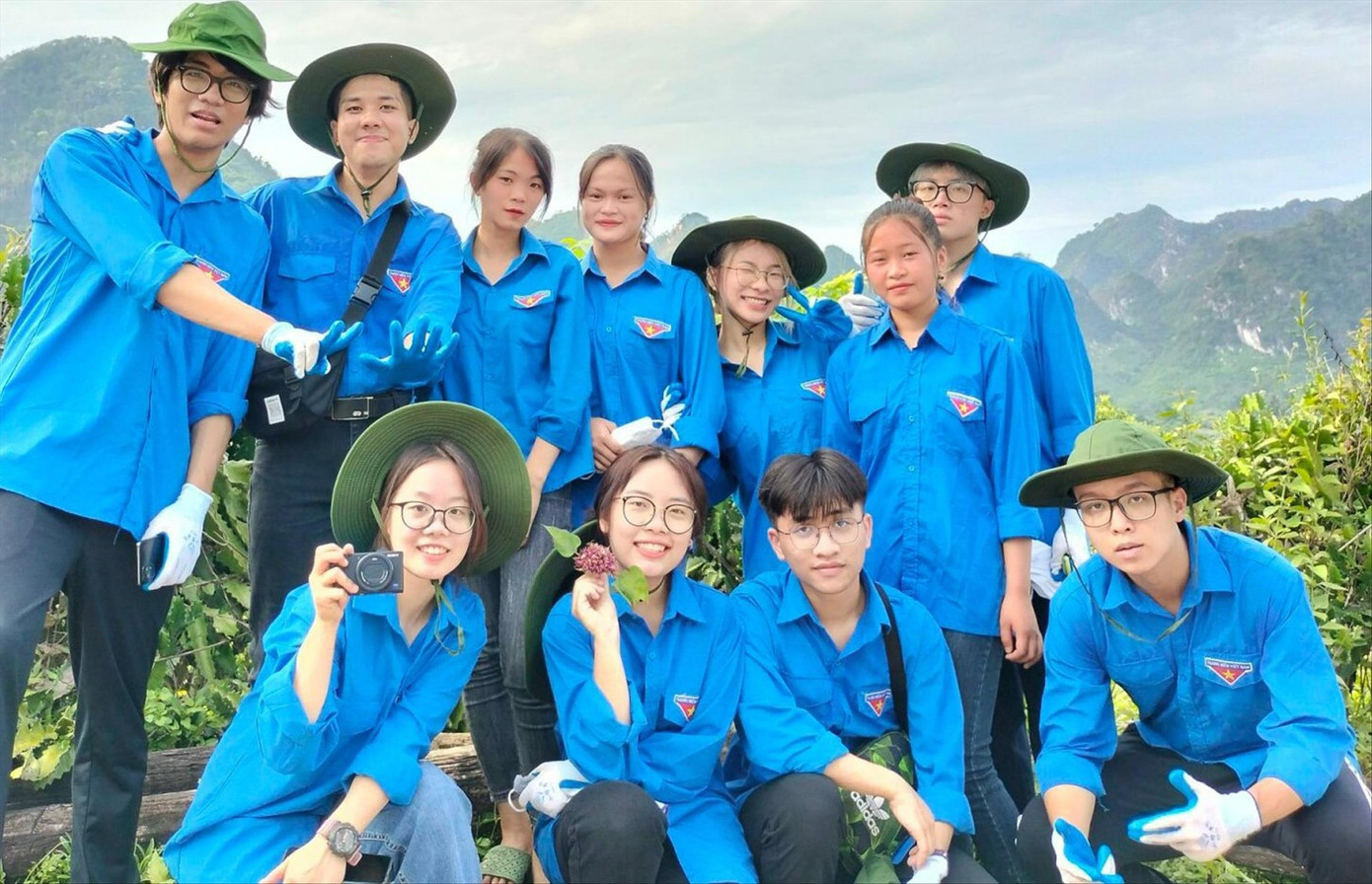 Ngô Bích Hằng (ngồi thứ hai từ trái sang) cùng thành viên trong đội tại Chi Lăng, Lạng Sơn Ngô Bích Hằng (ngồi thứ hai từ trái sang) cùng thành viên trong đội tại Chi Lăng, Lạng Sơn