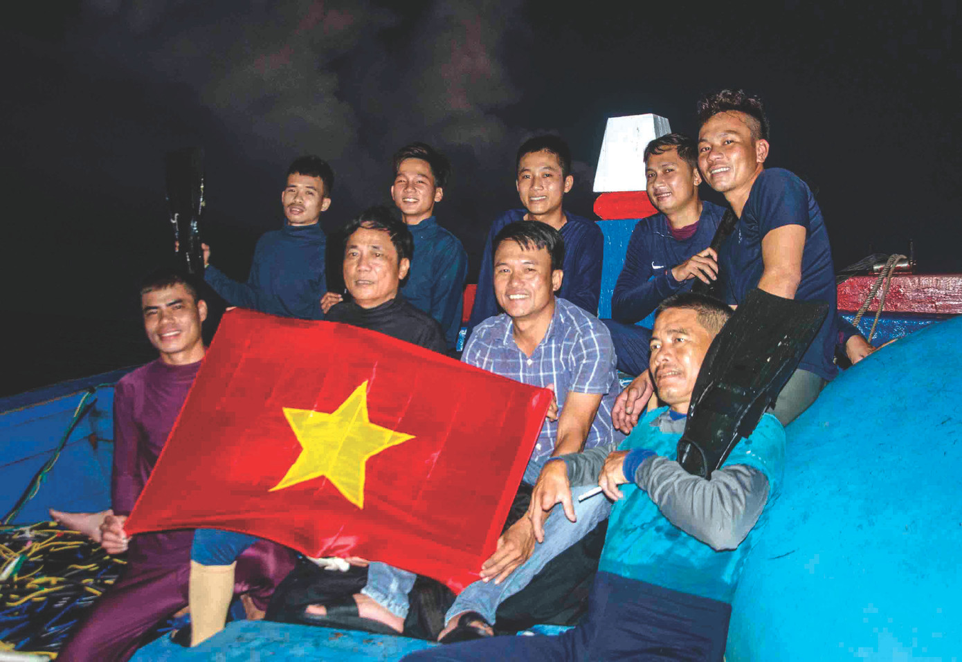 Ngư dân đón xuân giữa Hoàng Sa (Ảnh: Văn Chương)