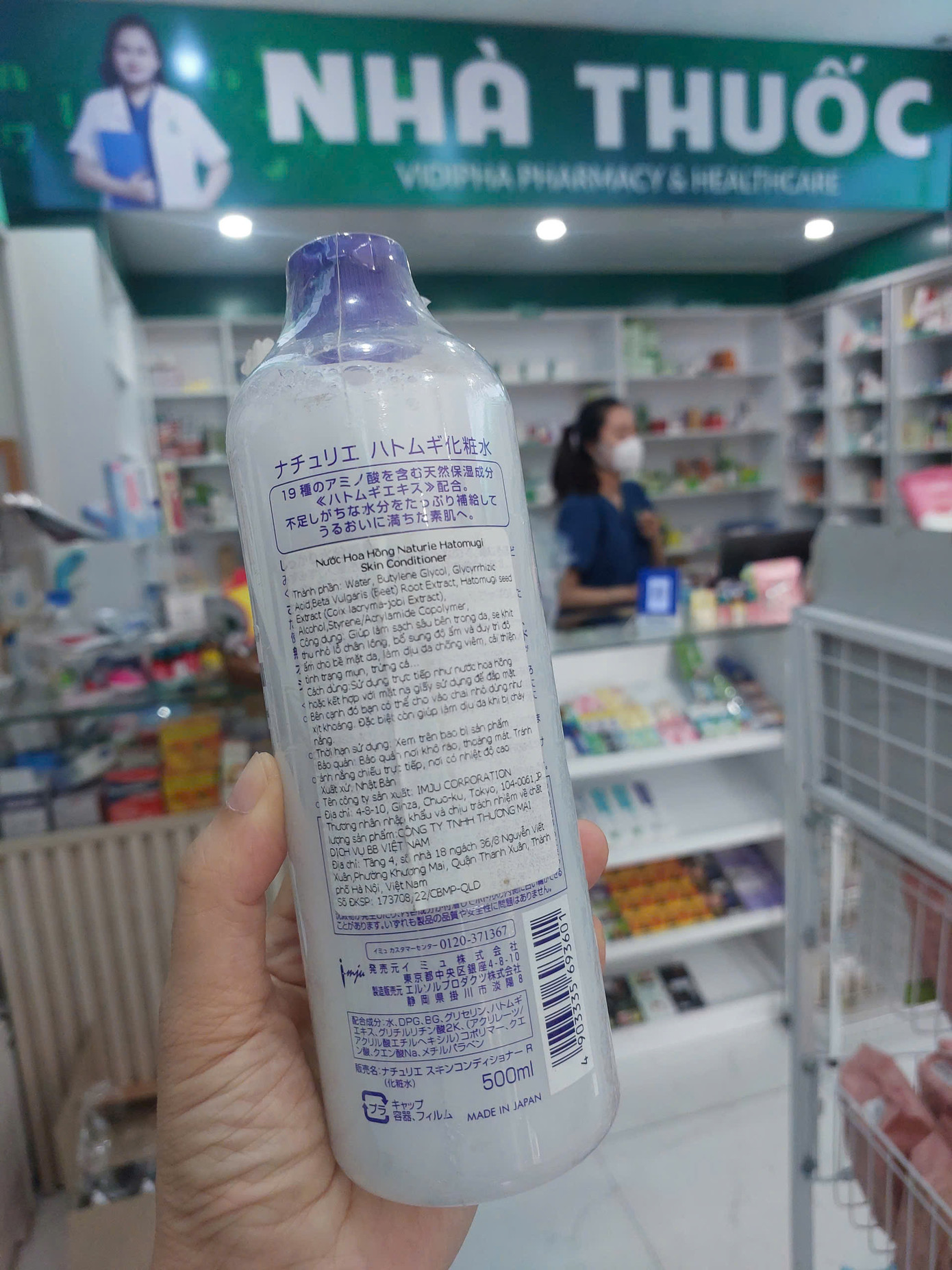 Dù bị thu hồi số tiếp nhận phiếu công bố nhưng nhiều loại mỹ phẩm vẫn được bày bán tại nhà thuốc, cửa hàng tạp hoá tại Hà Nội