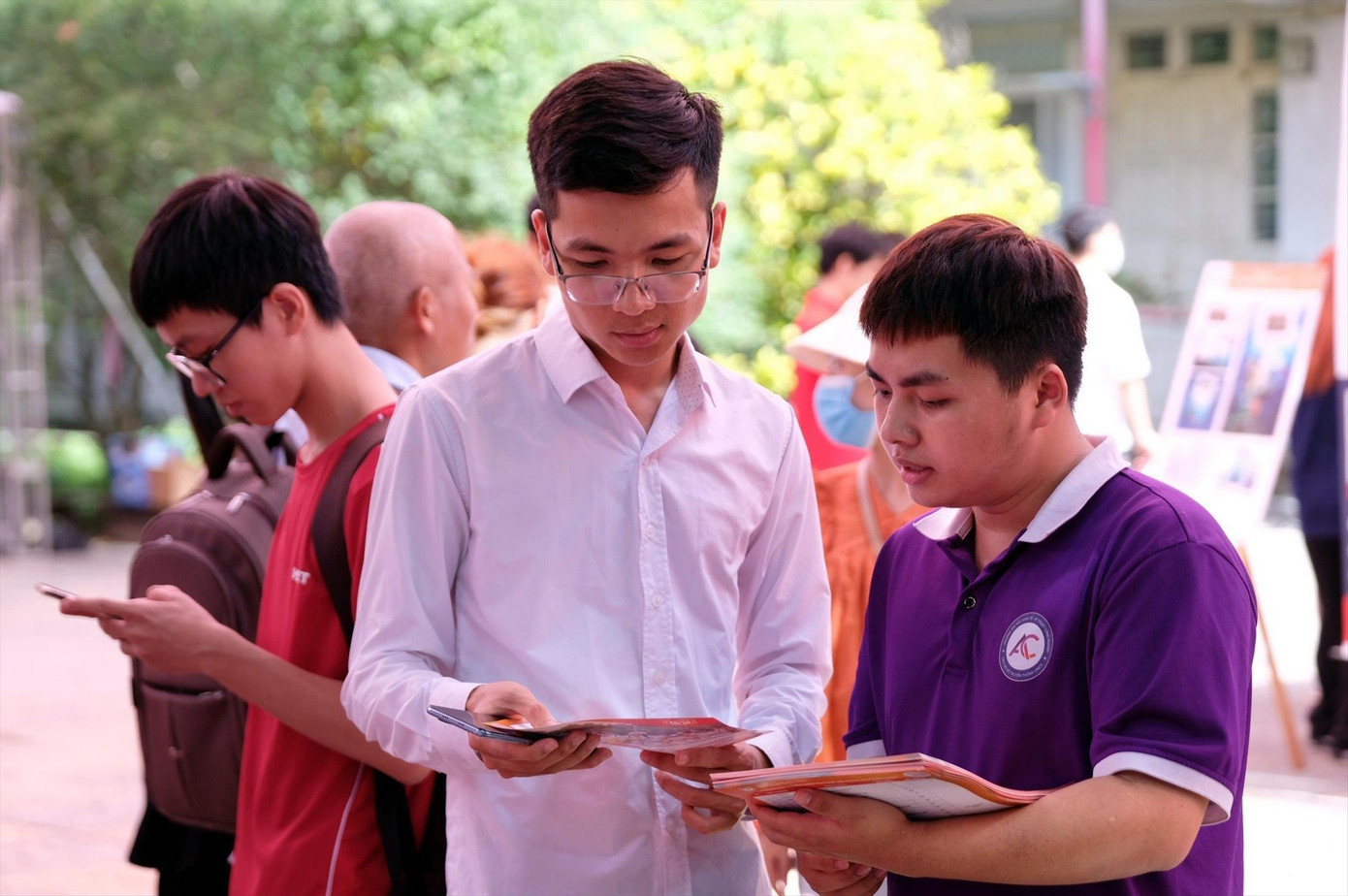 Thí sinh tìm hiểu thông tin tại Ngày hội tư vấn nguyện vọng đăng ký đại học, cao đẳng 2023. Ảnh: Mạnh Thắng Thí sinh tìm hiểu thông tin tại Ngày hội tư vấn nguyện vọng đăng ký đại học, cao đẳng 2023. Ảnh: Mạnh Thắng