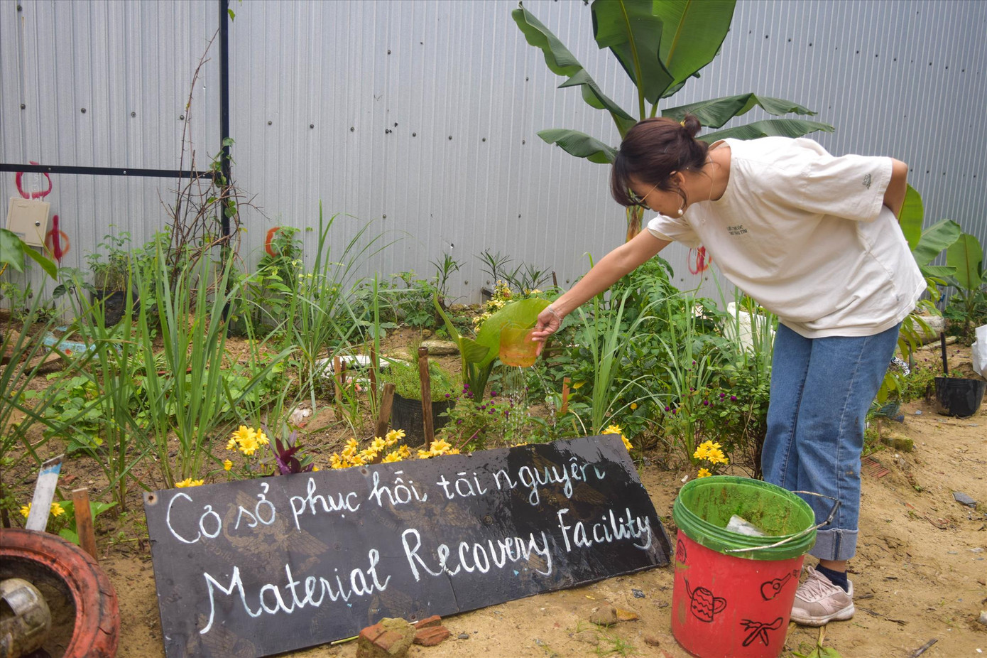 Một góc vườn xanh tươi, cây được bón phân ủ từ rác của các hộ gia đình. Ảnh: T.T Một góc vườn xanh tươi, cây được bón phân ủ từ rác của các hộ gia đình. Ảnh: T.T