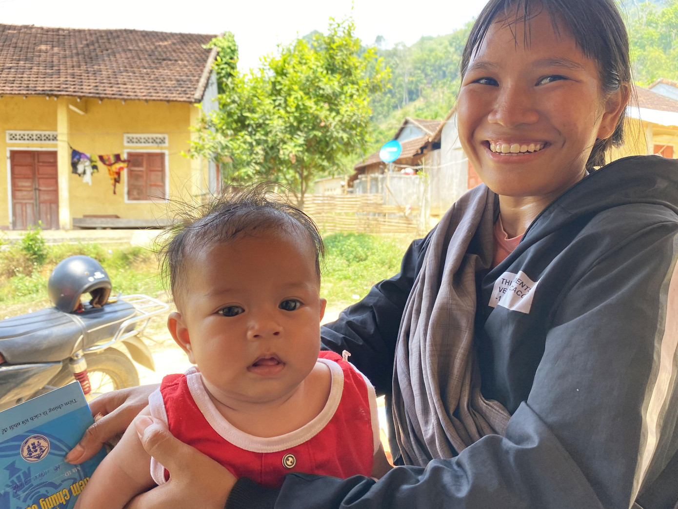 Chị Hồ Thị Lý và con trai Chị Hồ Thị Lý và con trai