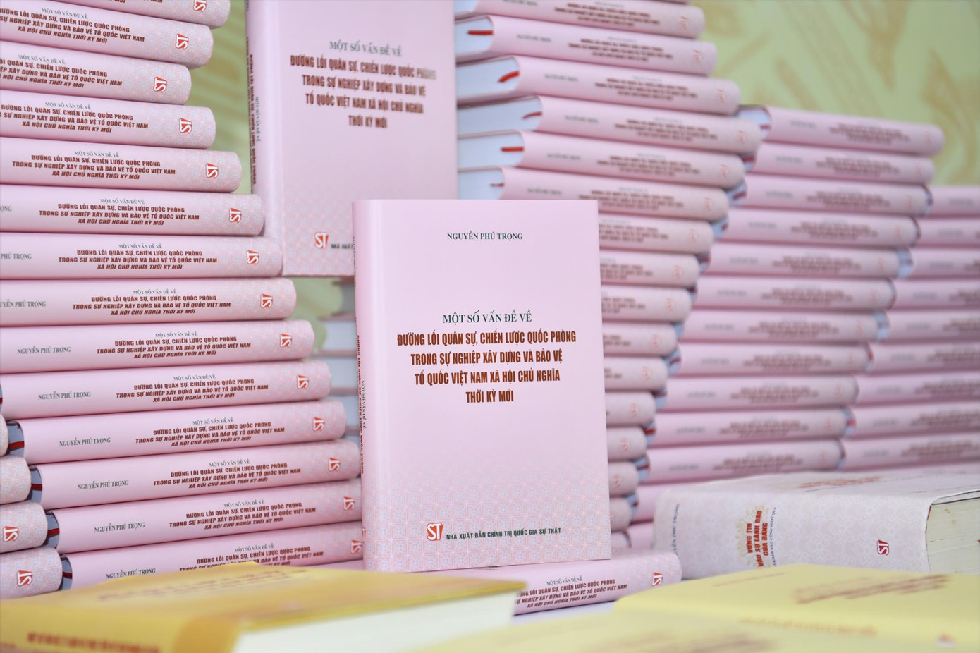 Ra mắt cuốn sách về đường lối quân sự, chiến lược quốc phòng của Tổng Bí thư Nguyễn Phú Trọng. Ảnh: KỲ SƠN