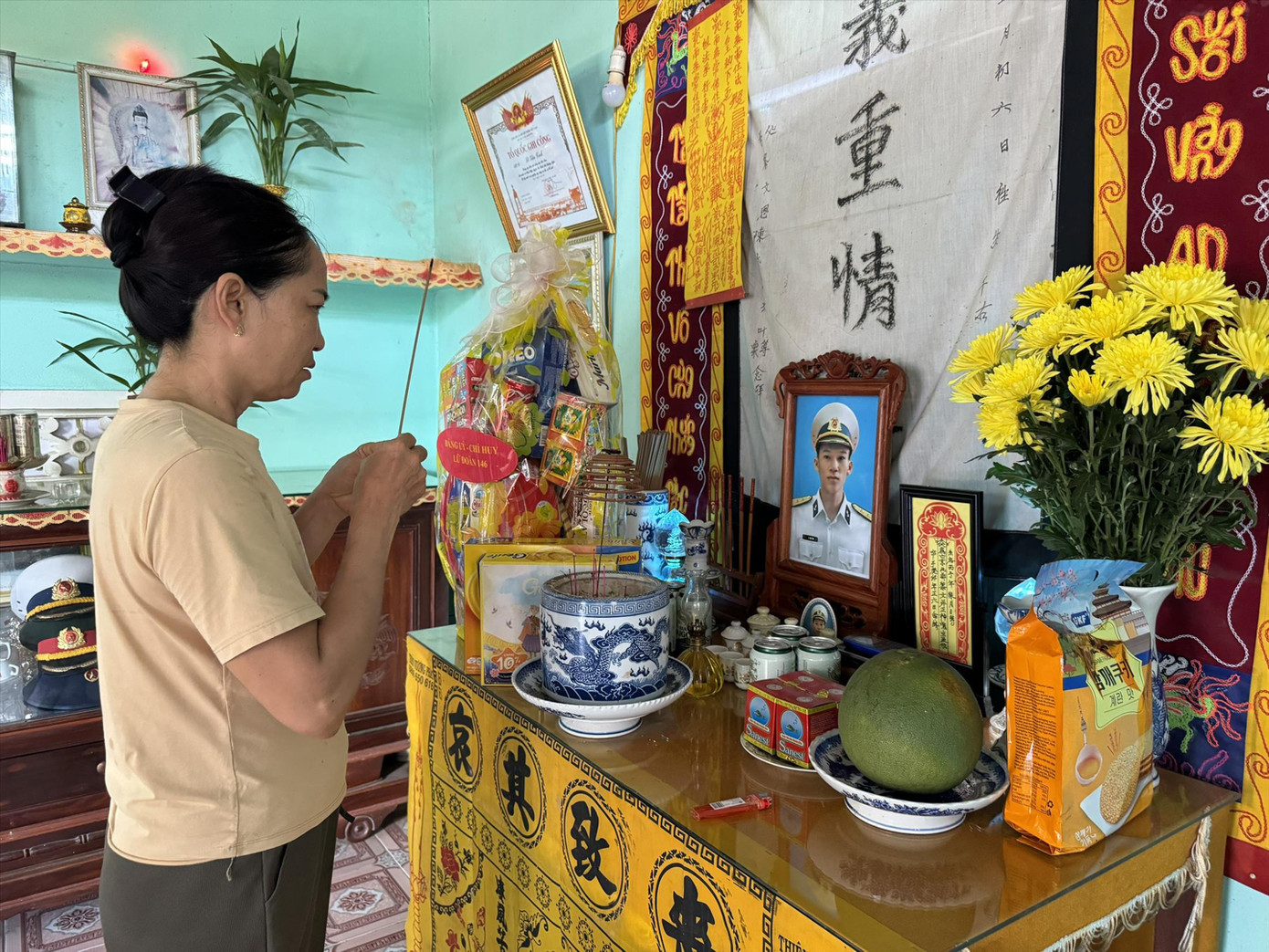 Bà Vân trước bàn thờ liệt sĩ Lê Văn Tính