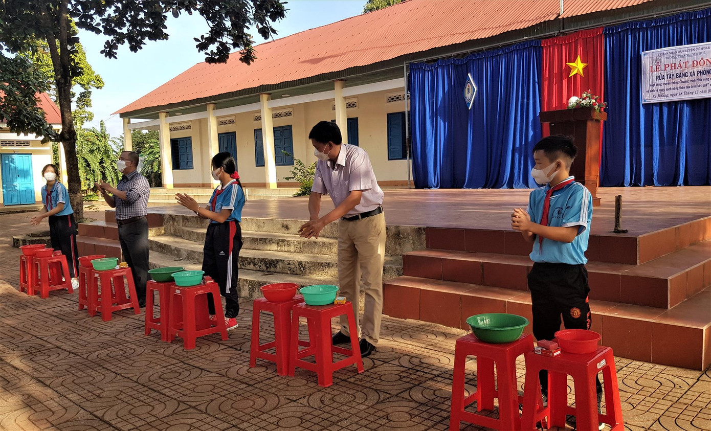 Các thầy cô hướng dẫn học sinh rửa tay phòng tránh dịch đau mắt Các thầy cô hướng dẫn học sinh rửa tay phòng tránh dịch đau mắt