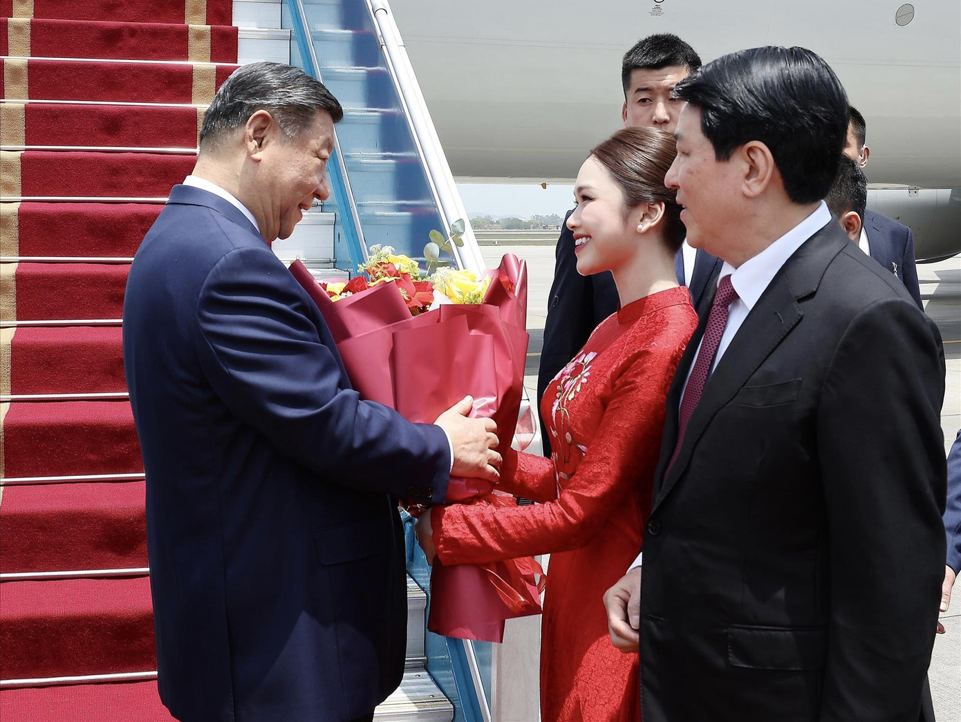 Xuân Linh vinh dự tham dự lễ đón và tặng hoa Tổng Bí thư, Chủ tịch nước Trung Quốc Tập Cận Bình tại sân bay Nội Bài (tháng 4/2025). Ảnh: NVCC Xuân Linh vinh dự tham dự lễ đón và tặng hoa Tổng Bí thư, Chủ tịch nước Trung Quốc Tập Cận Bình tại sân bay Nội Bài (tháng 4/2025). Ảnh: NVCC