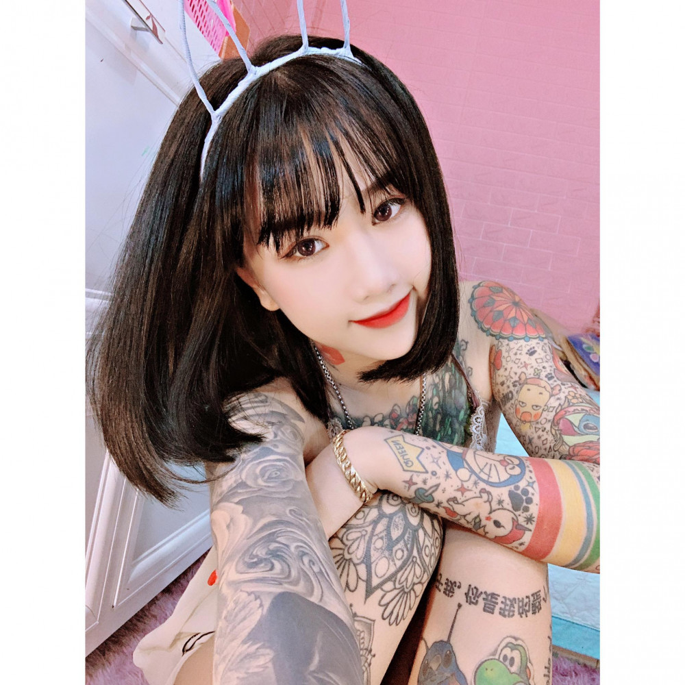 Những cô gái trẻ không ngại khoe hình xăm trên mạng.