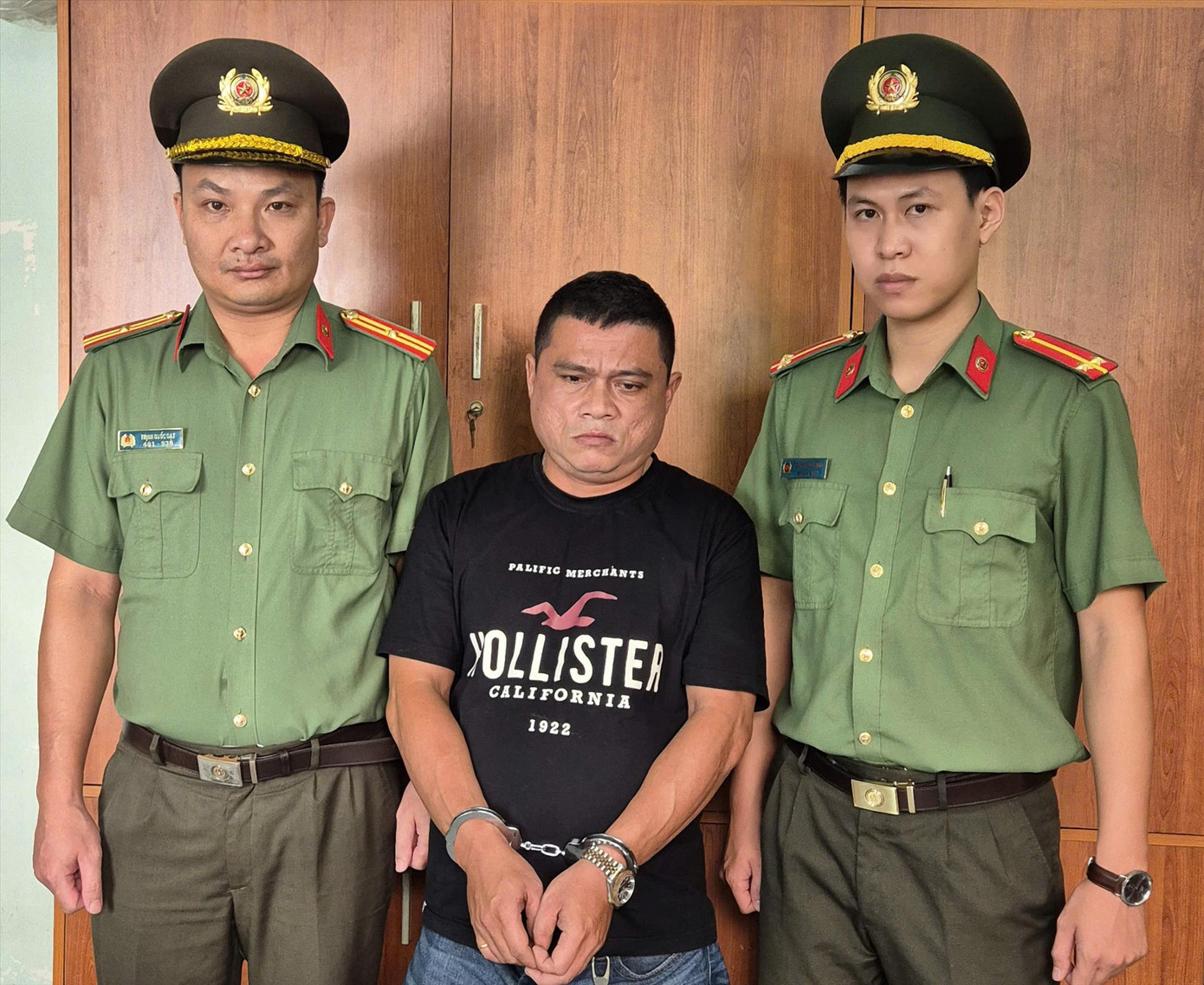 Cơ quan An ninh điều tra tống đạt các quyết định và lệnh đối với bị can Huỳnh Nhật Phương. Ảnh: Công an cung cấp Cơ quan An ninh điều tra tống đạt các quyết định và lệnh đối với bị can Huỳnh Nhật Phương. Ảnh: Công an cung cấp