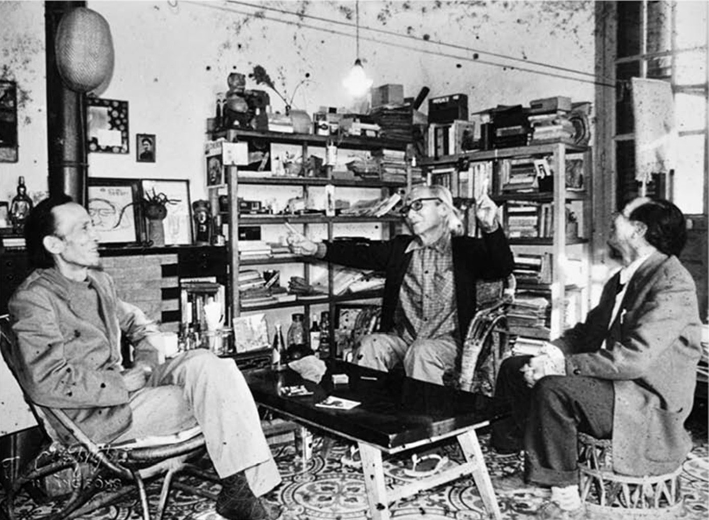 Bùi Xuân Phái (trái) và Nguyễn Tuân (giữa)