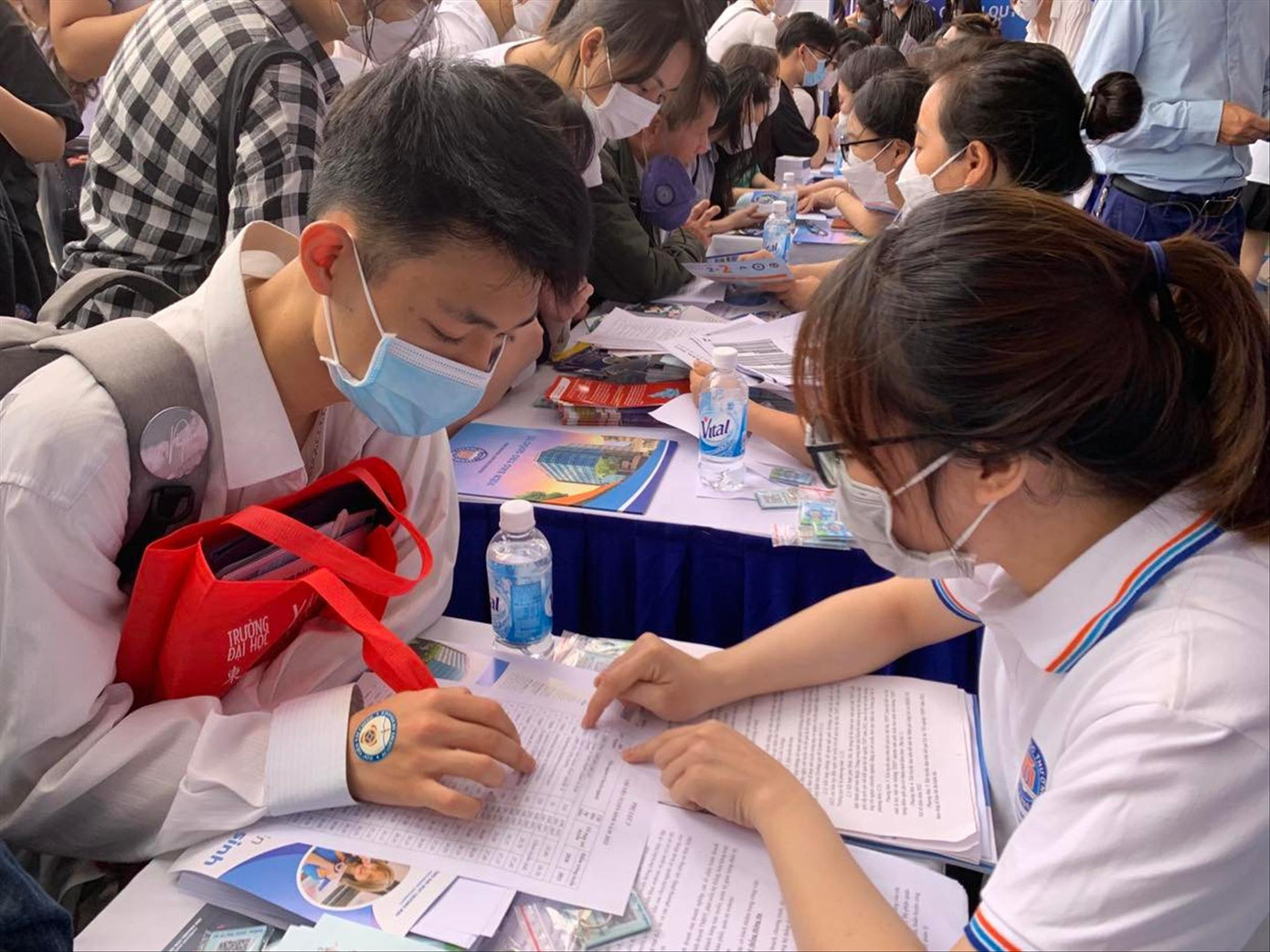 Thí sinh đã có đủ thông tin của các trường để tham gia đăng ký nguyện vọng Ảnh: Nghiêm Huê Thí sinh đã có đủ thông tin của các trường để tham gia đăng ký nguyện vọng Ảnh: Nghiêm Huê