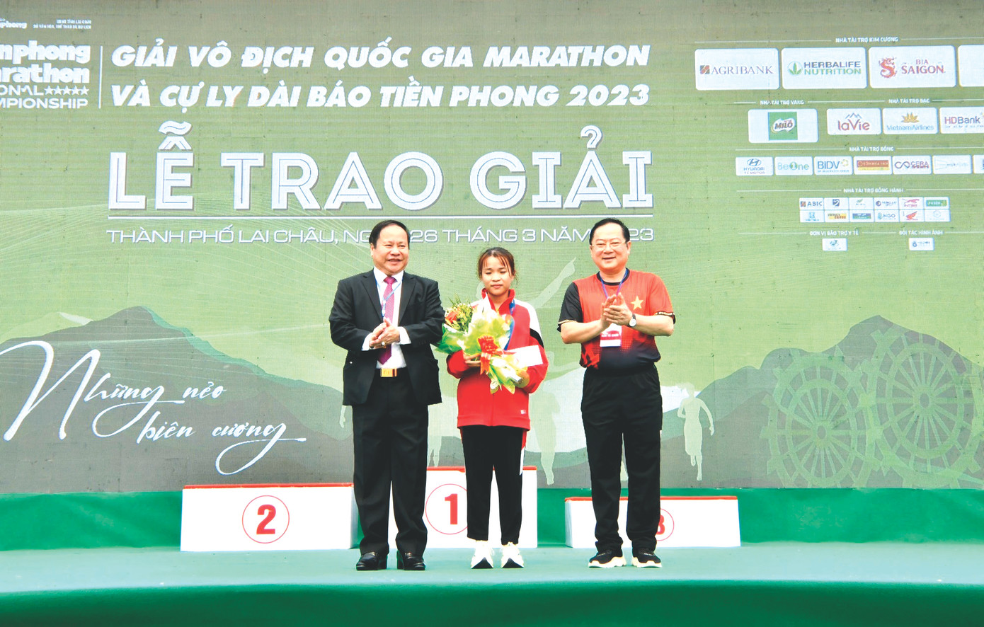 Lê Thị Tuyết trên bục trao giải Tiền Phong Marathon 2023Ảnh: Hồng Vĩnh