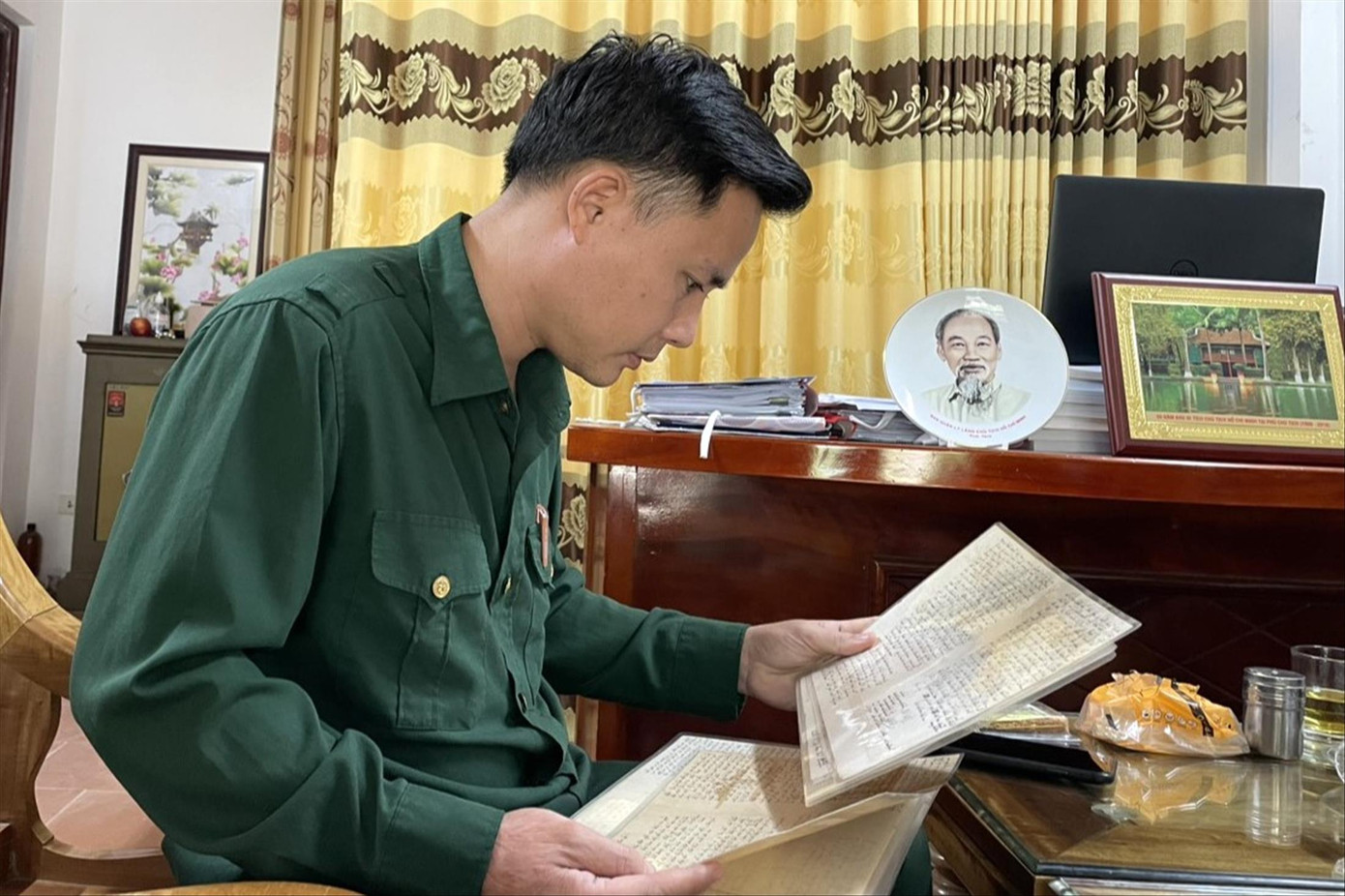 Ông Phan Trọng Lộc – Giám đốc Khu di tích lịch sử Quốc gia Truông Bồn lần giở những cánh thư của liệt sĩ Hoàng Kim Giao Ông Phan Trọng Lộc – Giám đốc Khu di tích lịch sử Quốc gia Truông Bồn lần giở những cánh thư của liệt sĩ Hoàng Kim Giao