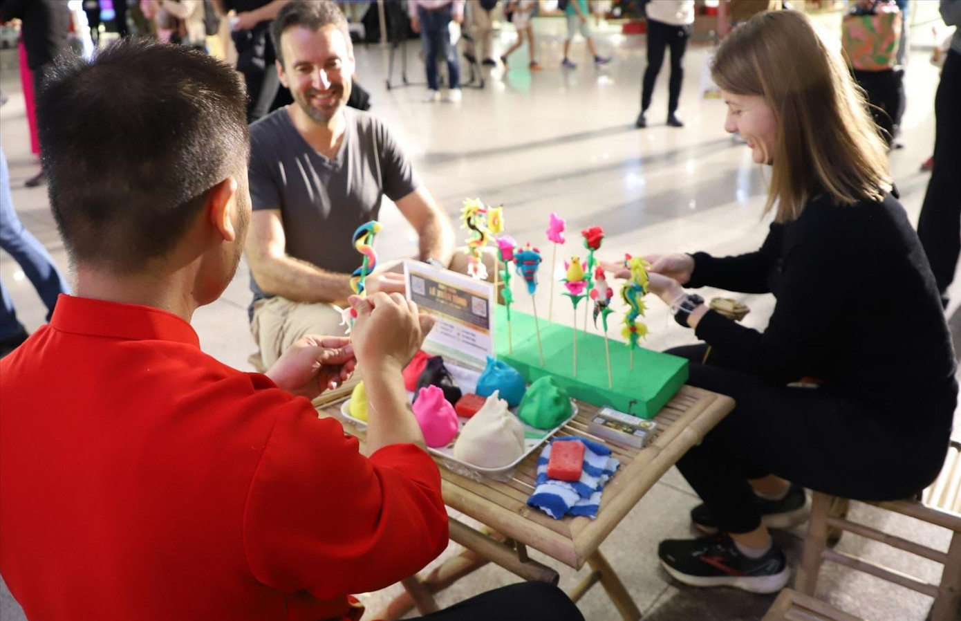 Du khách trải nghiệm nặn tò he đầu năm mới 2024 Du khách trải nghiệm nặn tò he đầu năm mới 2024