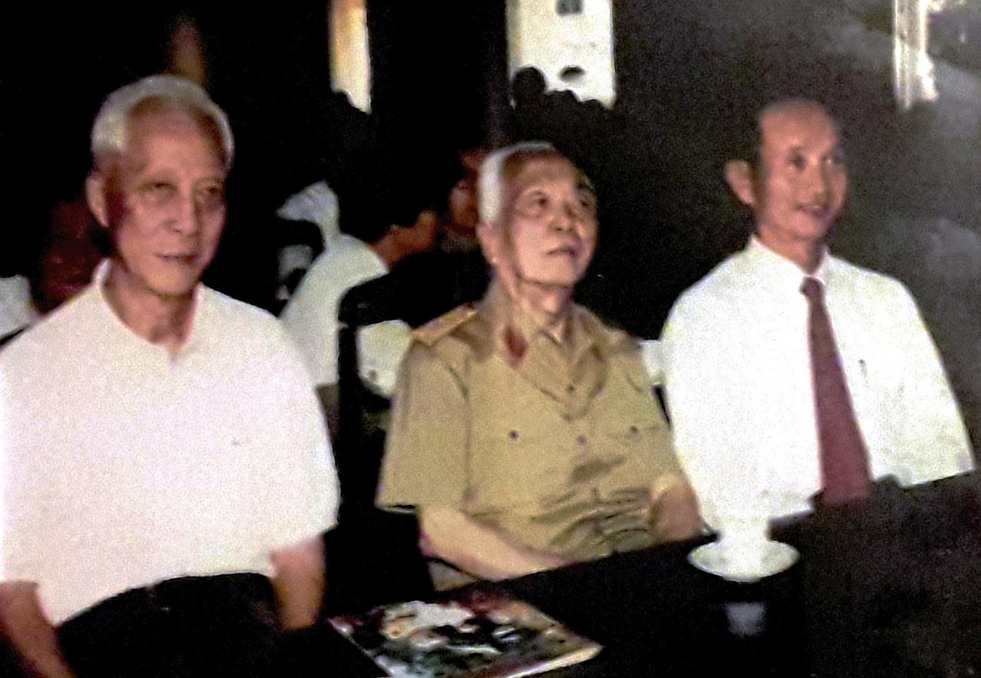 Trung tướng Võ Viết Thanh (ngoài cùng bên phải) cùng Đại tướng Võ Nguyên Giáp và Đại tướng Mai Chí Thọ