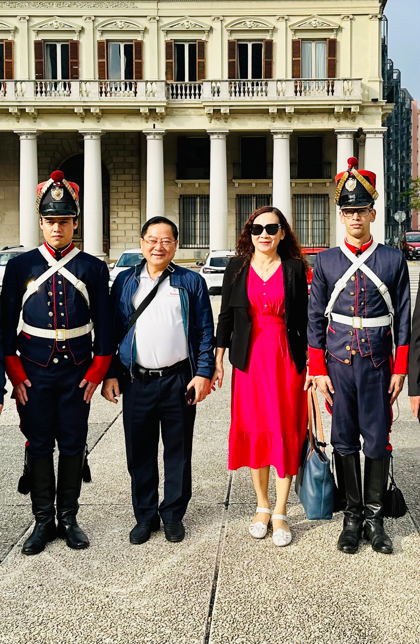 Chụp ảnh với 2 vệ binh Phủ Tổng thống.