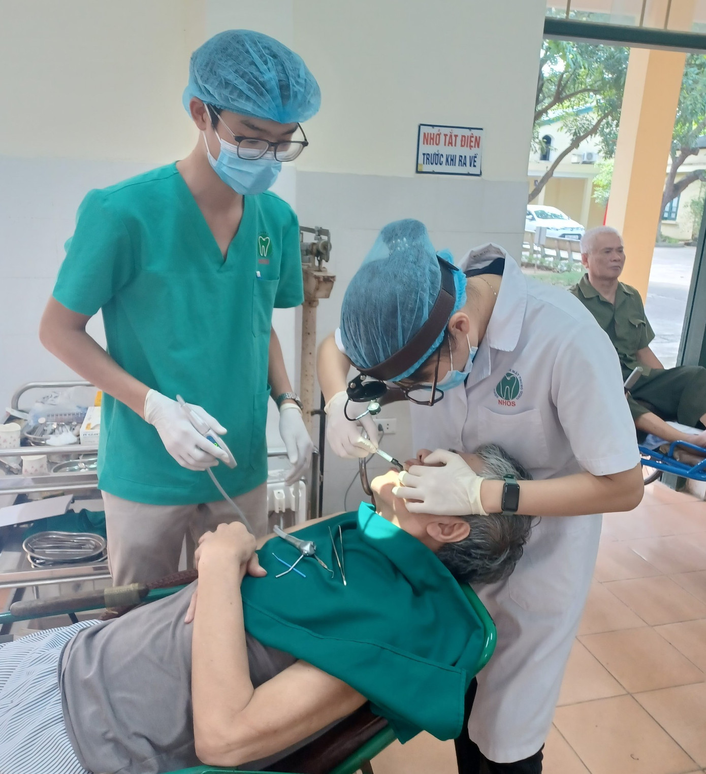 Bác sĩ chăm sóc răng miệng cho thương binh