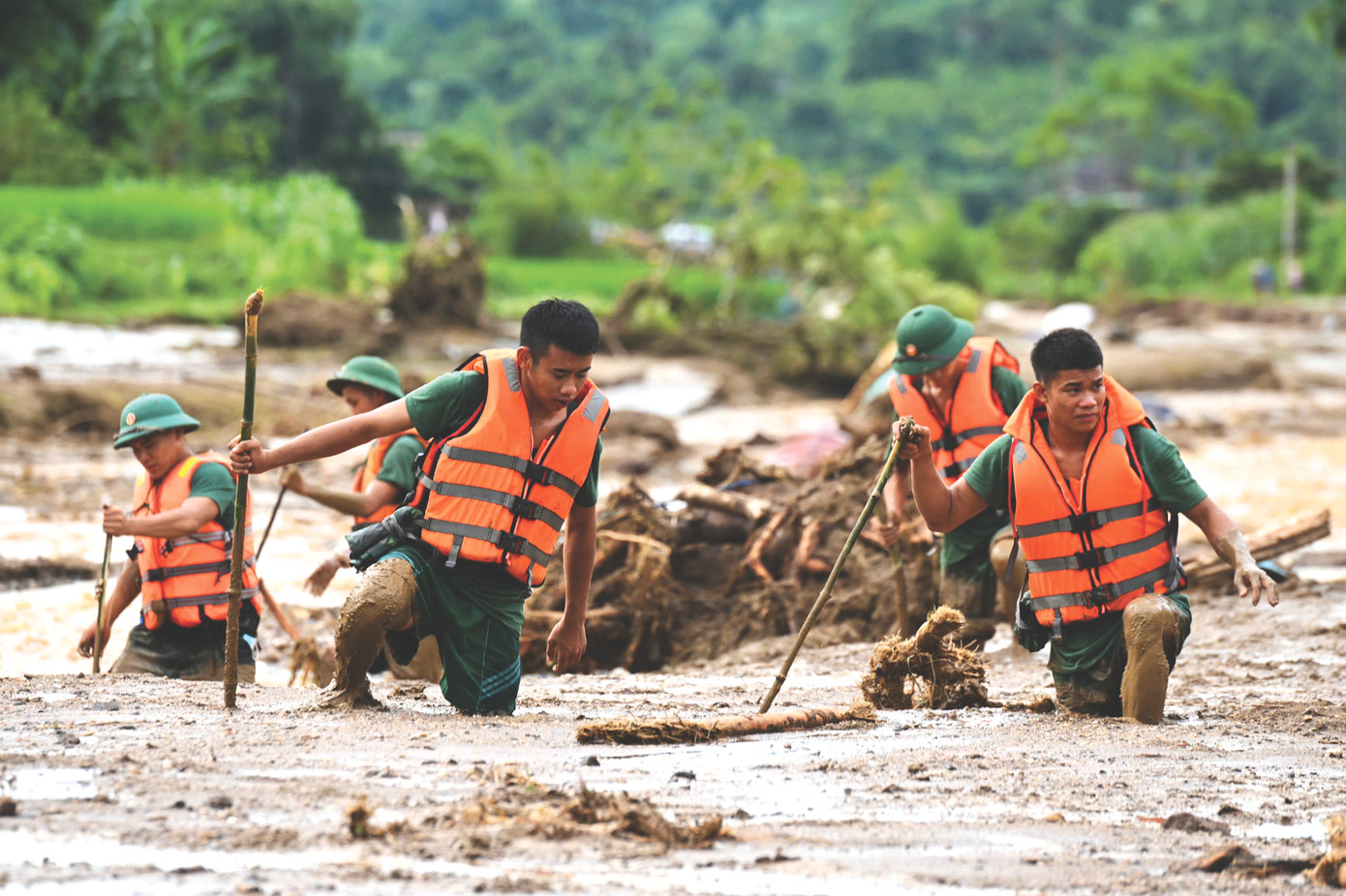 Chiến sĩ Trung đoàn 98 (Sư đoàn Bộ binh 316, Quân khu 2) tìm kiếm người dân mất tích ở Làng Nủ (Lào Cai) bị vùi lấp bởi lũ quét, sạt lở, tháng 9/2024. ẢNH: Việt Trung