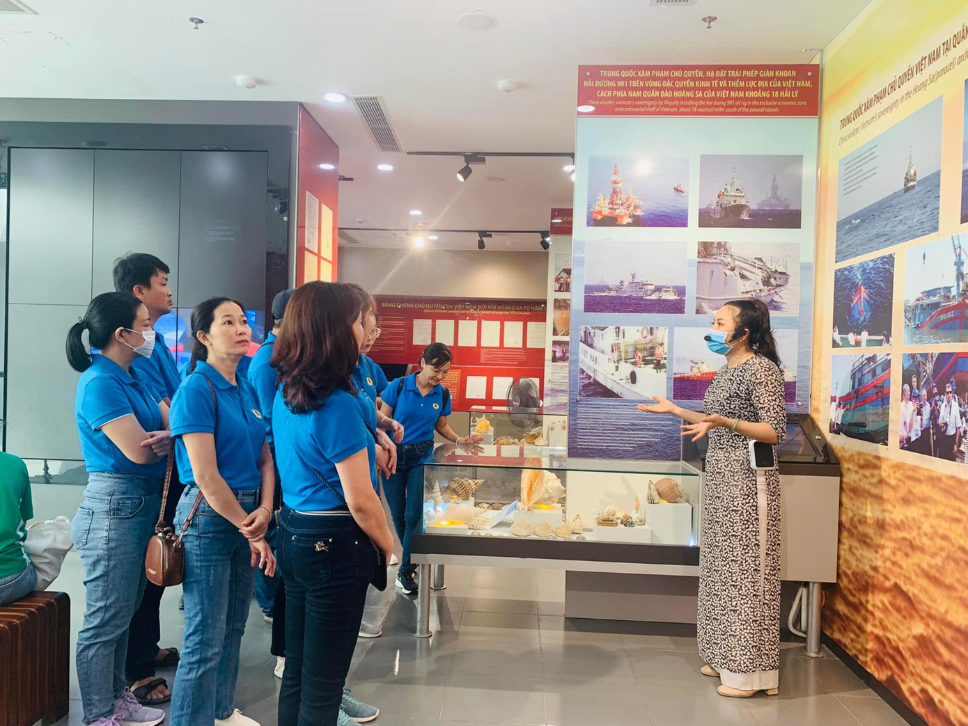 Giới trẻ tham quan tìm hiểu về chủ quyền biển đảo ở Nhà trưng bày Hoàng Sa