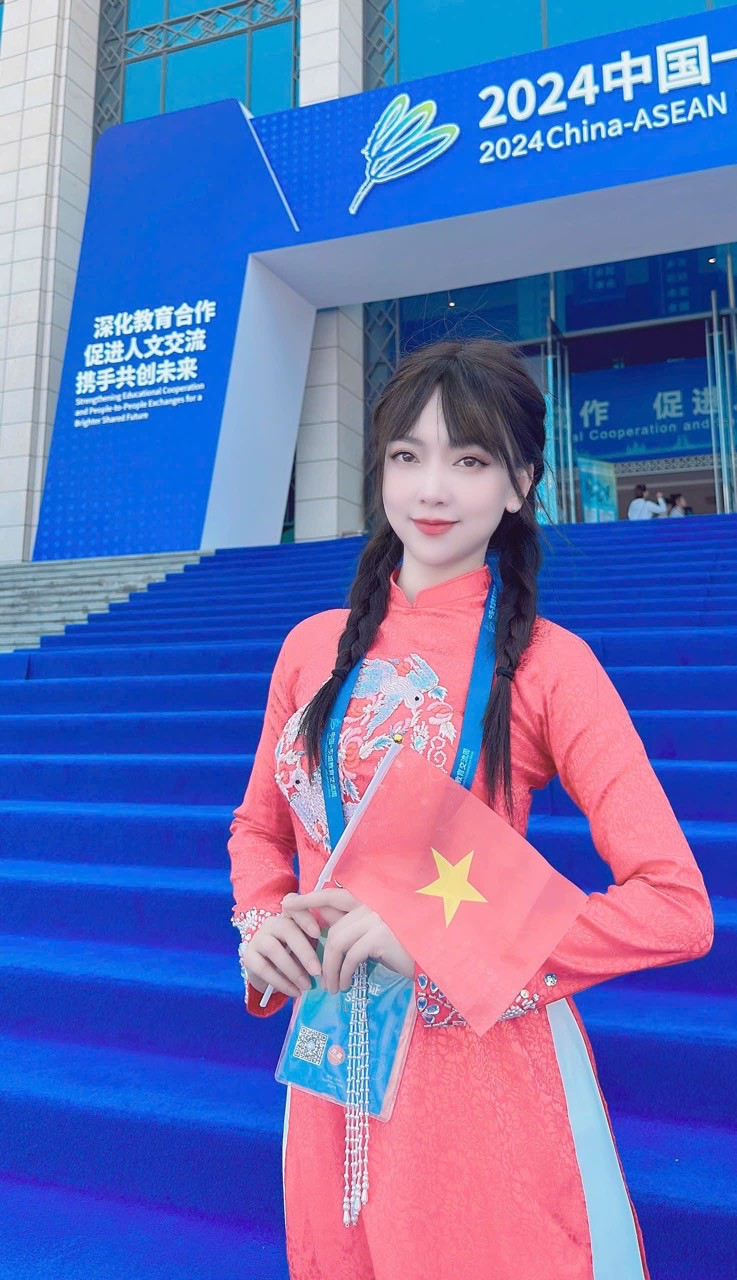 Giảng viên Phạm Thị Sao tại Trung tâm Hội nghị hợp tác Trung Quốc-ASEAN ở tỉnh Quý Châu Giảng viên Phạm Thị Sao tại Trung tâm Hội nghị hợp tác Trung Quốc-ASEAN ở tỉnh Quý Châu