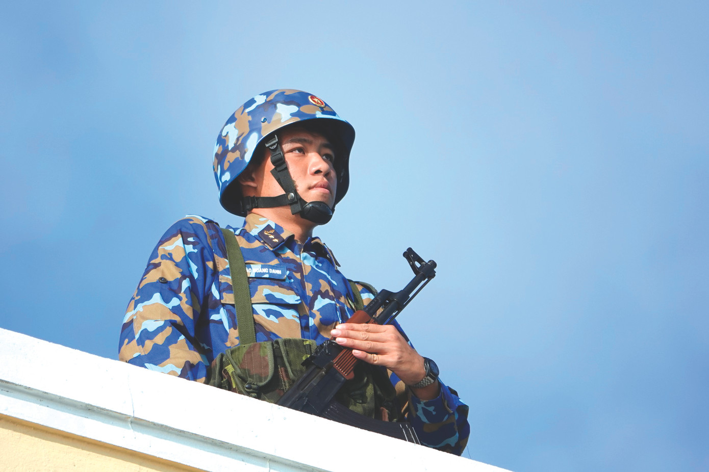 Chiến sĩ Hải quân canh giữ chủ quyền tại đảo Đá Tây B thuộc quần đảo Trường Sa. Ảnh: Nguyễn Minh