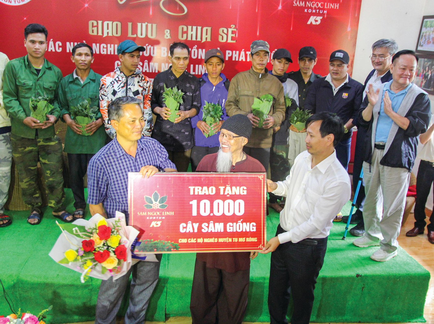 Đại diện Công ty Sâm Ngọc Linh Kon Tum tặng sâm giống cho người dân Xơ Đăng Đại diện Công ty Sâm Ngọc Linh Kon Tum tặng sâm giống cho người dân Xơ Đăng