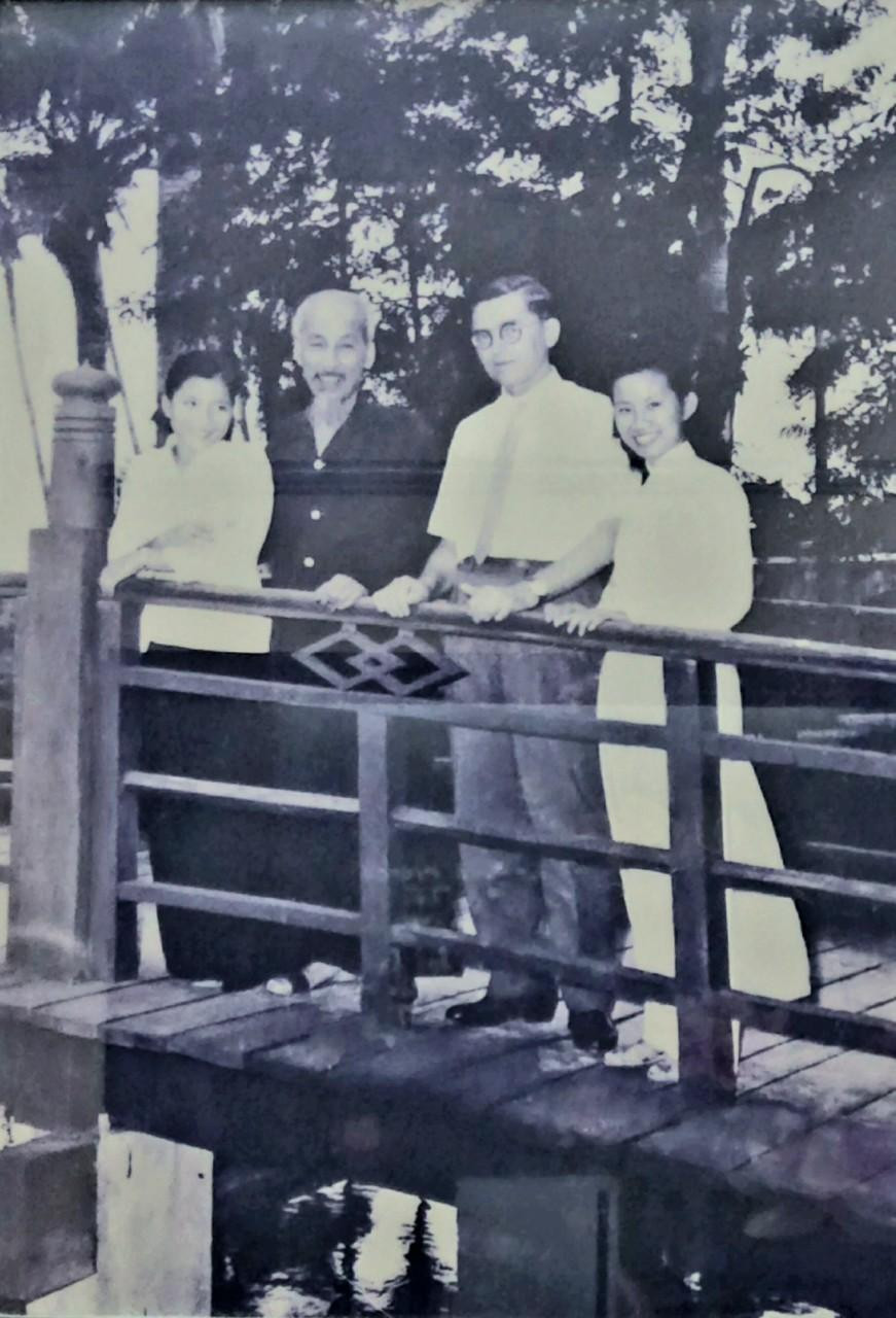 NSƯT Lê Thiện vinh dự được chụp ảnh với Bác Hồ (Bà đứng cạnh Bác)