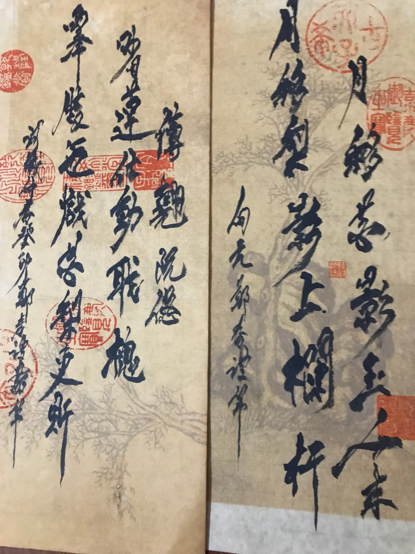 Hai câu chữ Hán Nguyệt di hoa ảnh ngọc nhân lai và Nguyệt di lê ảnh thượng lan can cùng hai câu Kiều … Bóng trăng đã xế hoa lê lại gần (chữ Nôm) trong bài viết (Thủ bút của Xuân Ba)