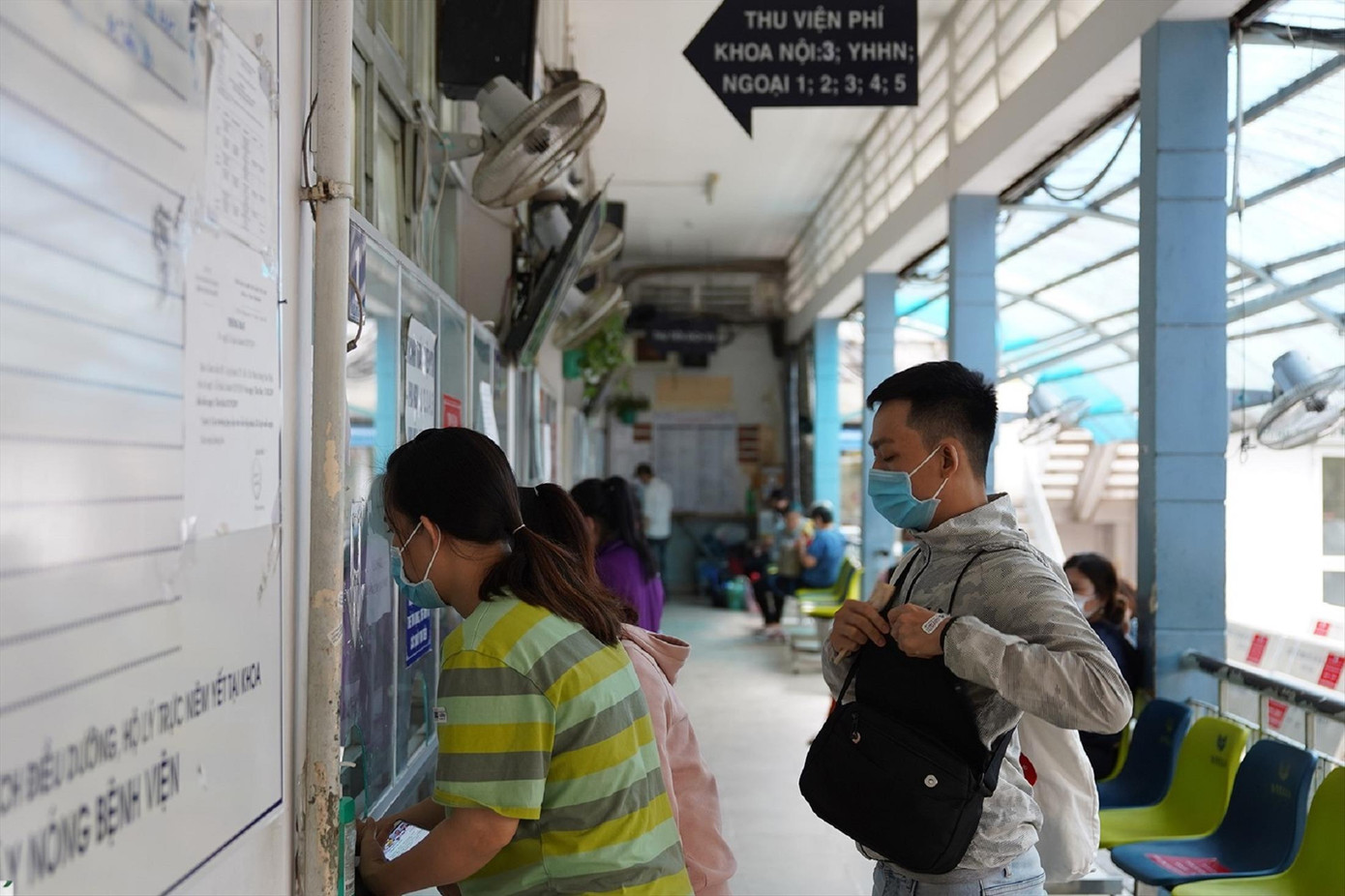 Thân nhân người bệnh đóng tiền viện phí tại Bệnh viện Ung Bướu