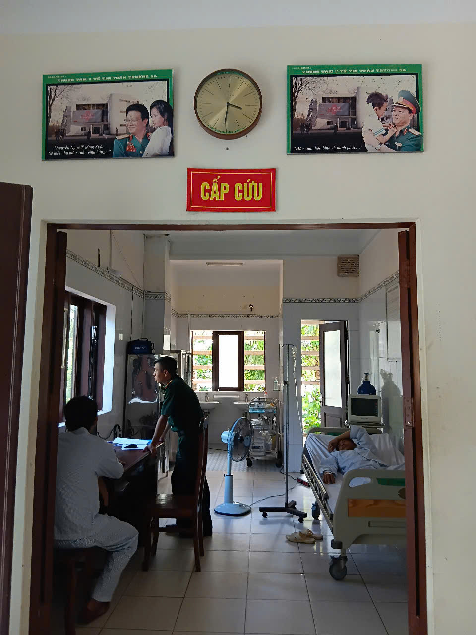 Phòng cấp cứu của Bệnh xá hầu hết thời gian đều phải tiếp nhận bệnh nhân mới Phòng cấp cứu của Bệnh xá hầu hết thời gian đều phải tiếp nhận bệnh nhân mới