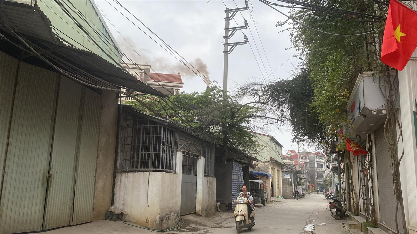 Tại xã Dương Liễu, ống khói từ các nhà xưởng trong khu dân cư liên tục nhả khói gần như cả ngày