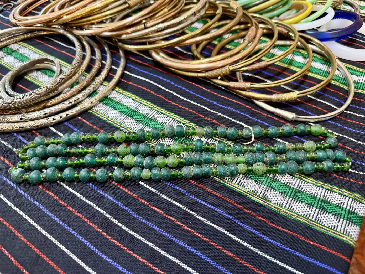 Chuỗi đeo cổ chất liệu thuỷ tinh văn hoá Sa Huỳnh Chuỗi đeo cổ chất liệu thuỷ tinh văn hoá Sa Huỳnh