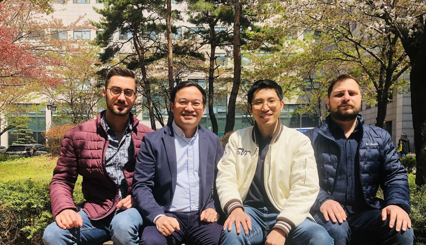 GS. Thái Đức Kiên (thứ hai từ trái sang) cùng các học giả quốc tế GS. Thái Đức Kiên (thứ hai từ trái sang) cùng các học giả quốc tế