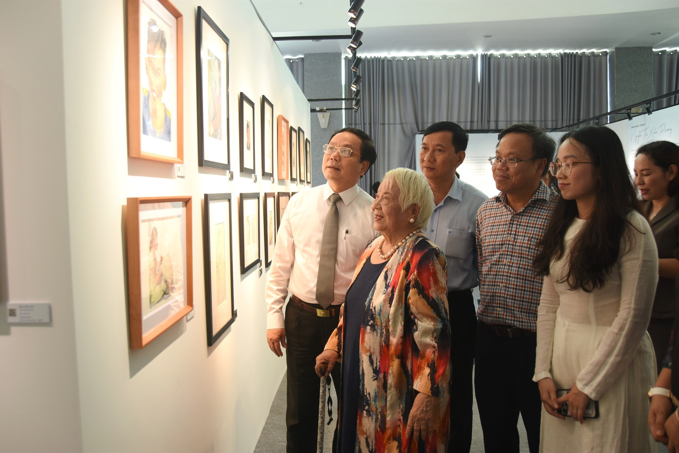 Người yêu hội họa chiêm ngưỡng các tác phẩm tranh ký họa tại triển lãm “Hồi sinh”