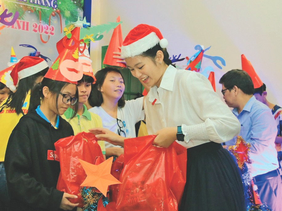 Em Đặng Cát Tiên tham gia trao quà cho trẻ em nghèo ở TP Nha Trang Ảnh: NVCC