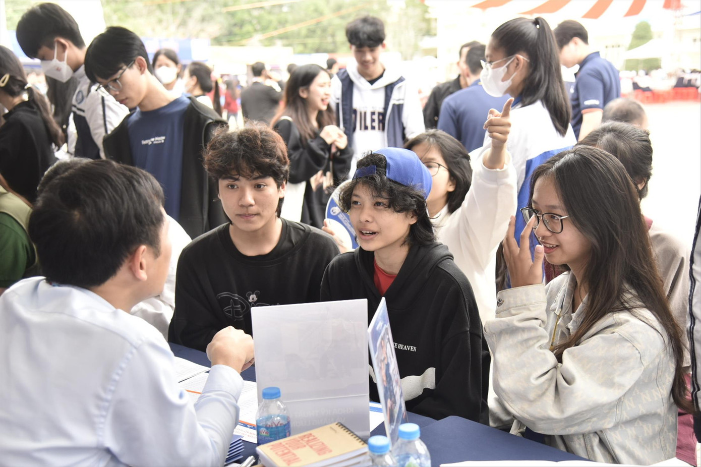 Thí sinh tìm hiểu thông tin tuyển sinh ĐH năm 2024 Ảnh: Nghiêm Huê Thí sinh tìm hiểu thông tin tuyển sinh ĐH năm 2024 Ảnh: Nghiêm Huê