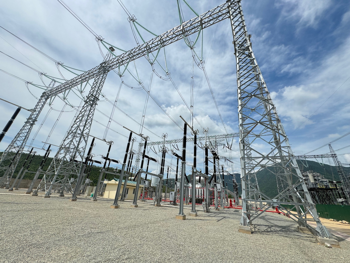 Toàn cảnh khu biến áp mới xây dựng đang chờ ngày đóng điện. Toàn cảnh khu biến áp mới xây dựng đang chờ ngày đóng điện.