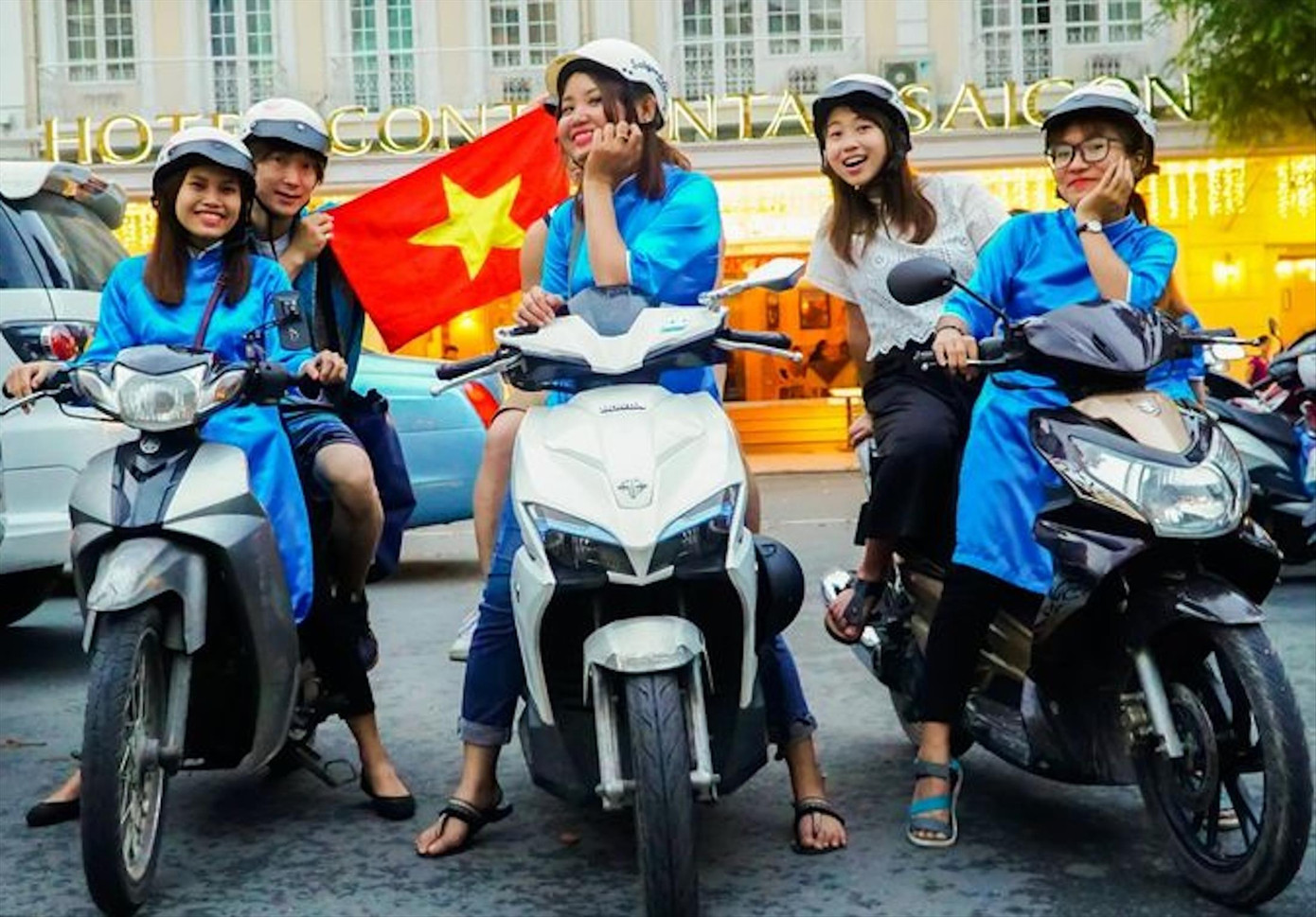 Nữ tài xế áo dài và du khách trong tua “Ẩm thực đường phố và ngắm cảnh về đêm với tài xế áo dài”