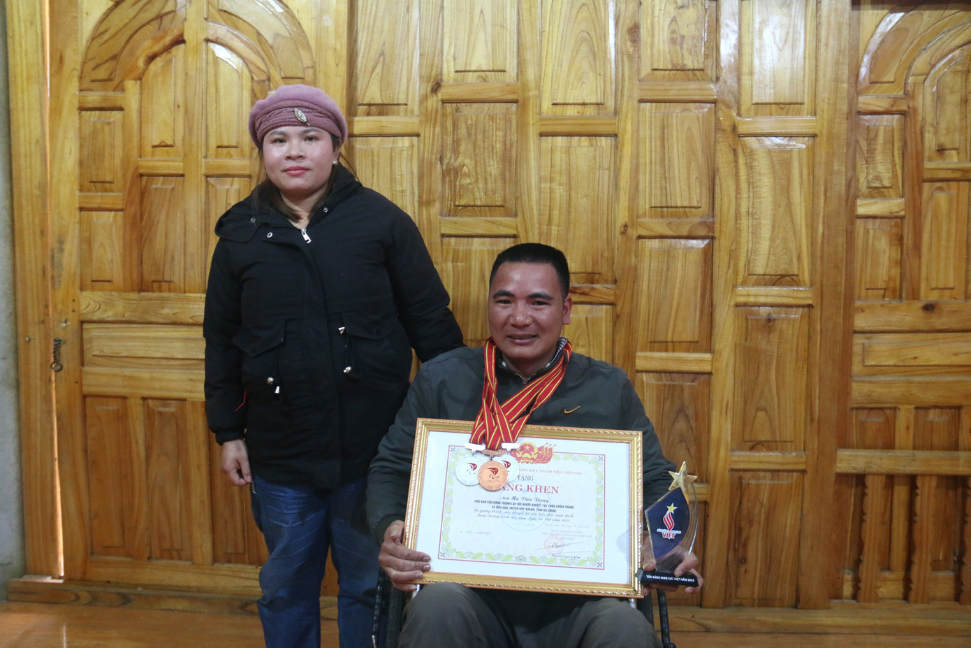 Anh Ma Văn Dựng nhận bằng khen khi có những thành tích thể thao cho người khuyết tật Anh Ma Văn Dựng nhận bằng khen khi có những thành tích thể thao cho người khuyết tật