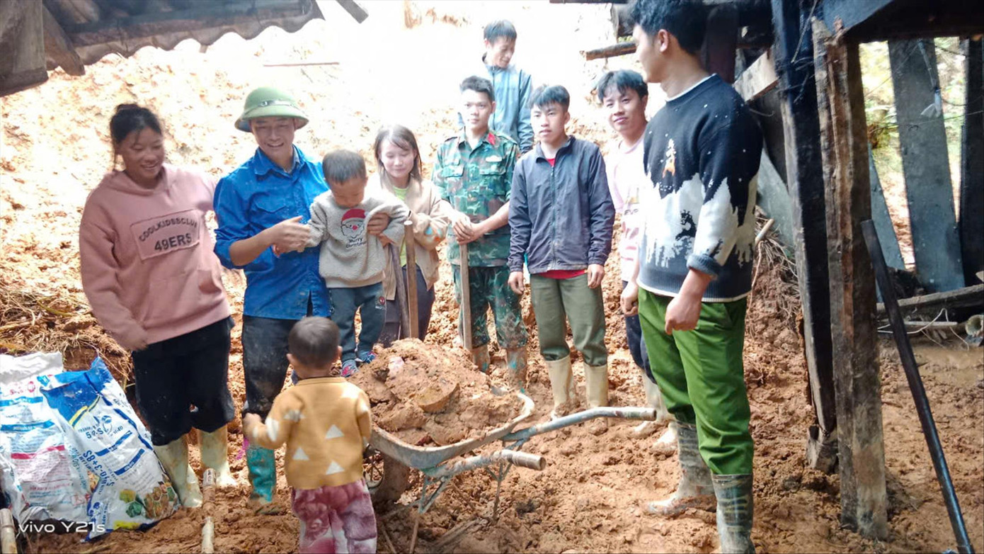 Bí thư Đoàn xã Sùng A Sa (đội mũ) luôn có mặt giúp dân dọn dẹp, khắc phục hậu quả mưa bão