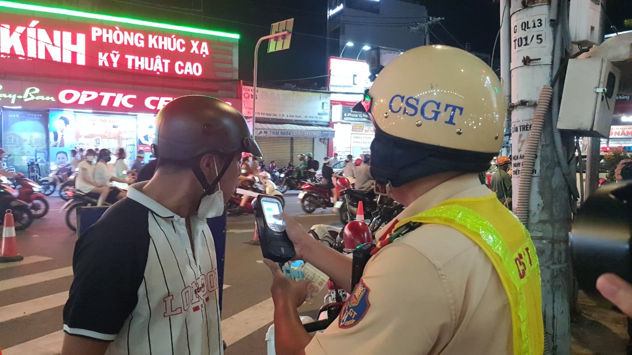 Đội Cảnh sát giao thông Hàng Xanh (thuộc Phòng CSGT Công an TPHCM) kiểm tra nồng độ cồn người lái xe máy Ảnh: Hoàng Thuận Đội Cảnh sát giao thông Hàng Xanh (thuộc Phòng CSGT Công an TPHCM) kiểm tra nồng độ cồn người lái xe máy Ảnh: Hoàng Thuận